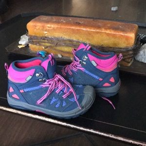 Water proof hiking shoes